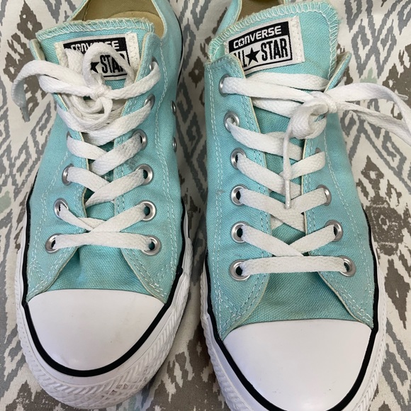 Low Top Red Converse All Star Chuck Mens 7 Woman’s 9 Shoe - Picture 2 of 8